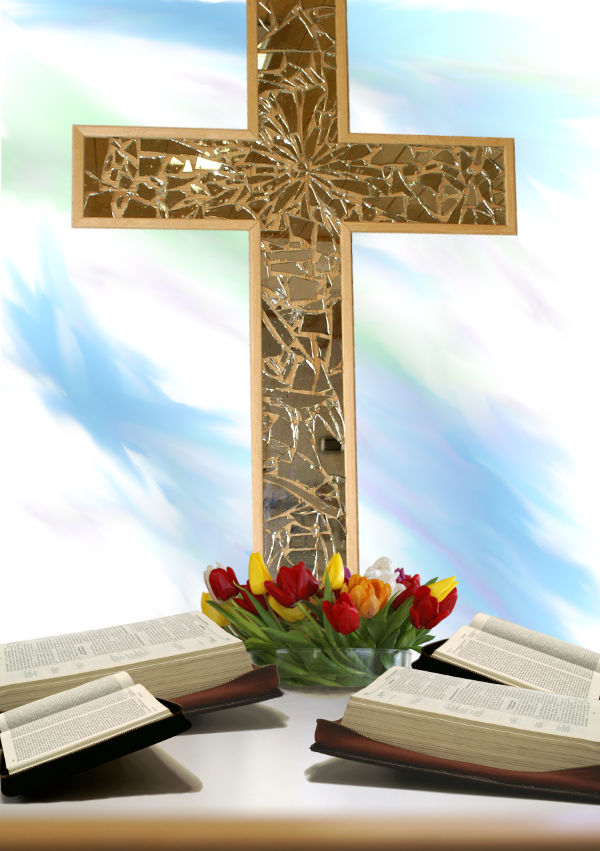 Kreuz mit Bibeln und einem Strauß